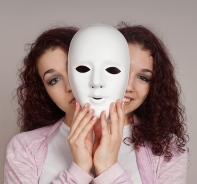 Frau mit zwei Gesichtern und weisser Maske