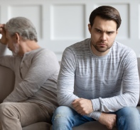 Vater und Sohn nach einem Streit