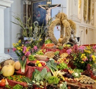 Erntedanktisch in einer Kirche