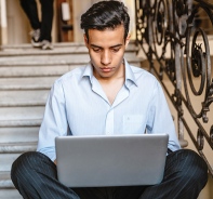 Junger Mann aus dem Nahen Osten vor einem Computer