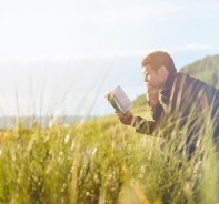 Mann liest in der Bibel