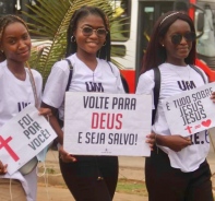 Junge Frauen in Brasilien, die fr Jesus unterwegs sind.