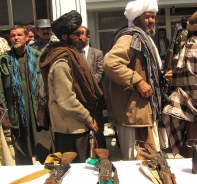 Ehemalige Taliban-Kmpfer legen ihre Waffen nieder.