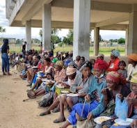 Menschen in Angola erhalten durch den Einsatz eine Mahlzeit.