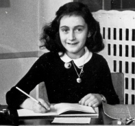 Anne Frank beim Schreiben