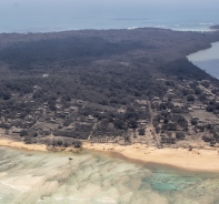 Mit Asche bedeckte und vom Tsunami getroffene Insel in Tonga