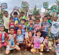 Mikronesische Kinder mit Geschenken