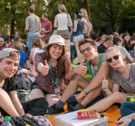 CHRISTIVAL 2016, junge Leute beim Picknick