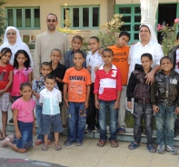 Kamil Samaan (hinten links im beigen Oberteil) zu Besuch bei einem gyptischen Kinderheim