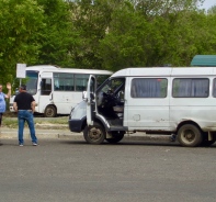 Mann unterhlt sich mit einem Busfahrer