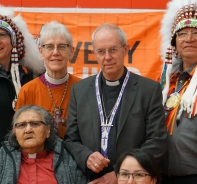 Justin Welby mit inidgenen Fhrern aus Kanada