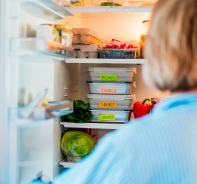 Eine Frau vor dem vollen Khlschrank