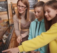 Kinder am Schaufenster