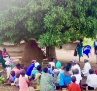 Eine neue Gemeinde in Uganda trifft sich unter einem Baum