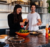 Ein Paar beim Kochen