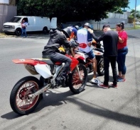 Zwei Motorradfahrer in Puerto Rico lassen fr sich beten.