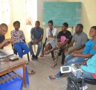 Gehrlose in Mosambik beim gemeinsam Bibelunterricht (Bild: doorinternational.org)